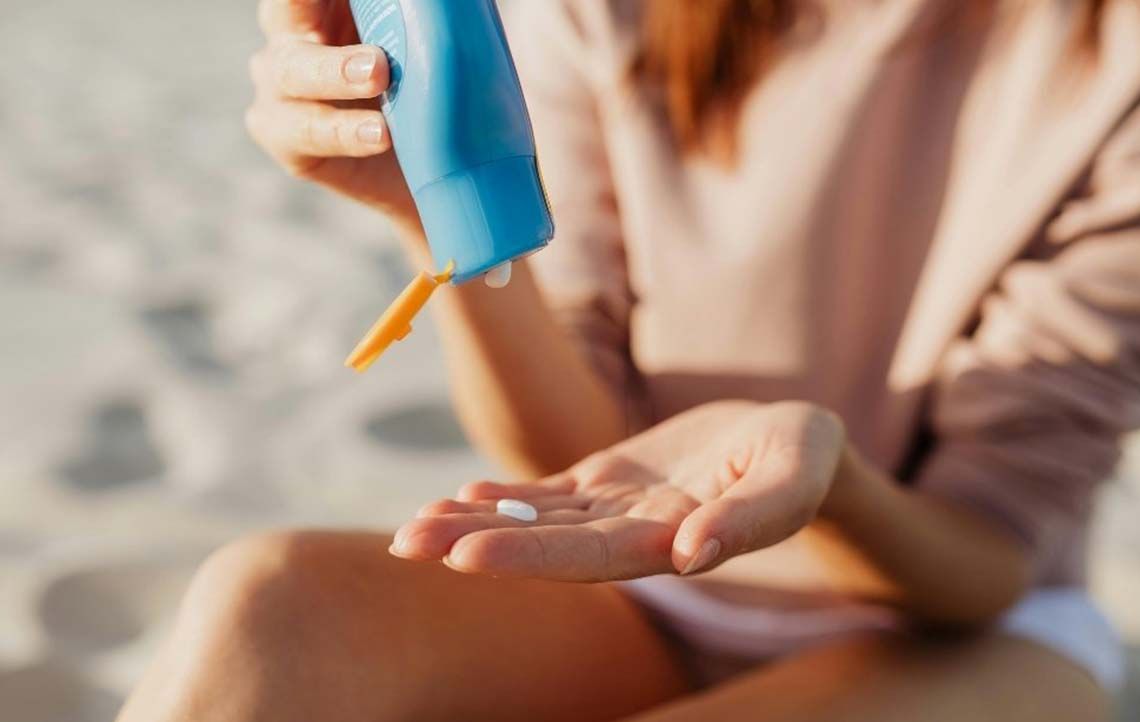 Faut-il appliquer la crème solaire avant ou après la crème hydratante ? Nos conseils
