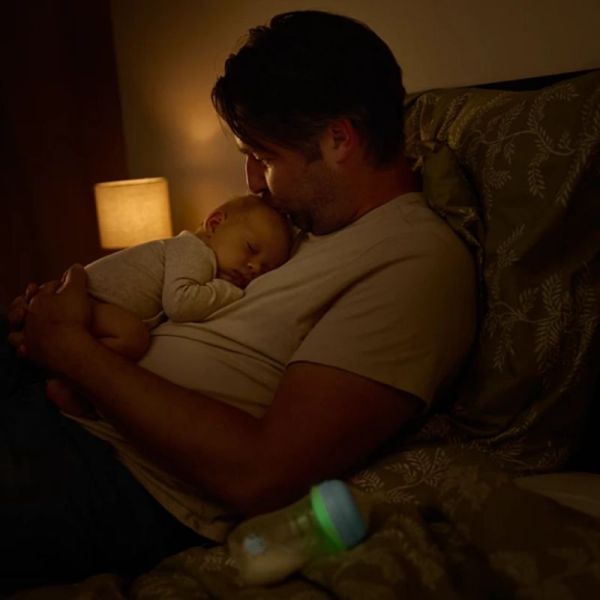 Philips Avent Natural Response Nighttime Biberon Phosphorescent 260ml - 3 à 6 mois avec tétine à débit moyen