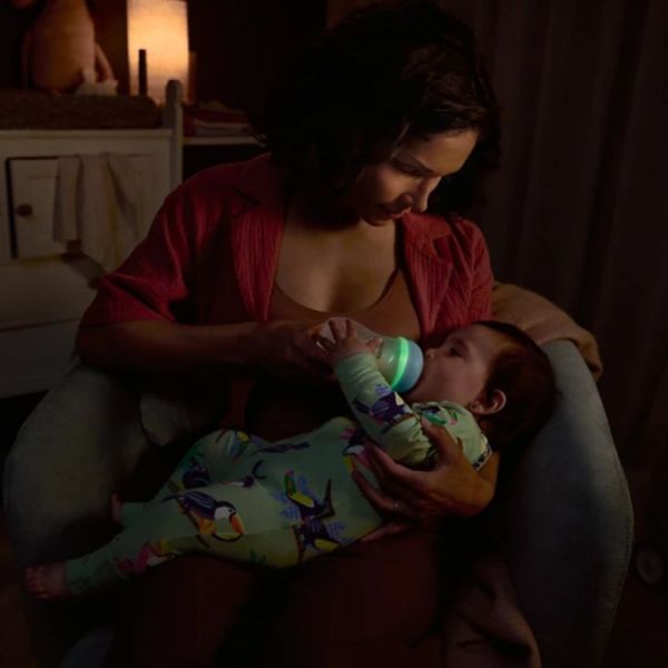 Philips Avent Natural Response Nighttime Biberon Phosphorescent 260ml - 3 à 6 mois avec tétine à débit moyen