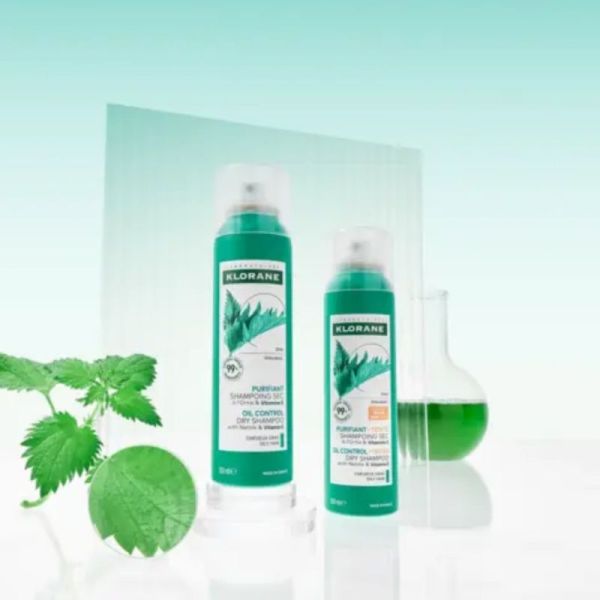 Klorane Shampoing Sec Purifiant Teinté à l'Ortie et Vitamine E 150ml - Purifie et nettoie instantanément les cheveux gras bruns sans eau