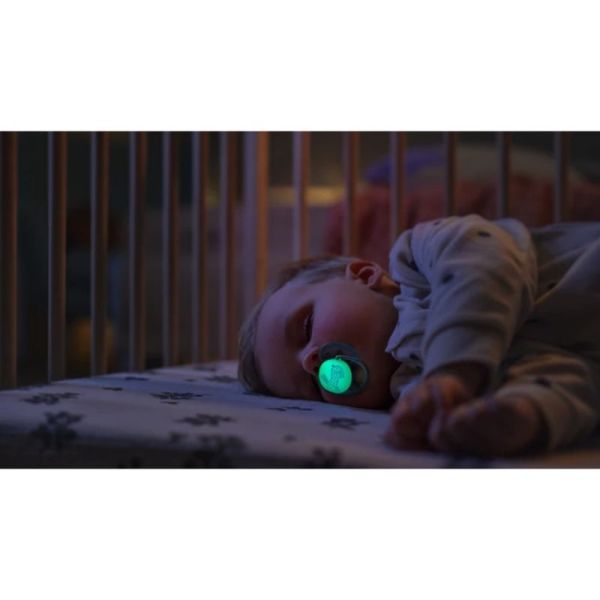 Philips Avent Ultra Soft Nighttime Lot de 2 Sucettes Phosphorescentes 18 Mois et Plus - Motifs et coloris aléatoires